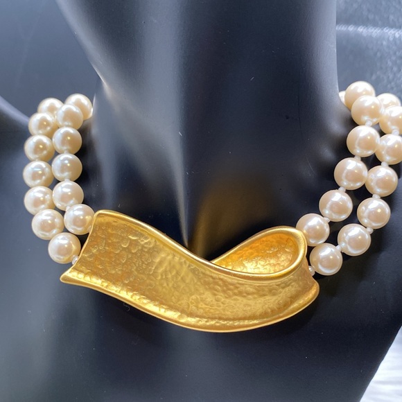 GIVENCHY FAUX PEARL CHOKER with Gold plated Pendant Statement piece STUNNING Euc - Picture 4 of 8